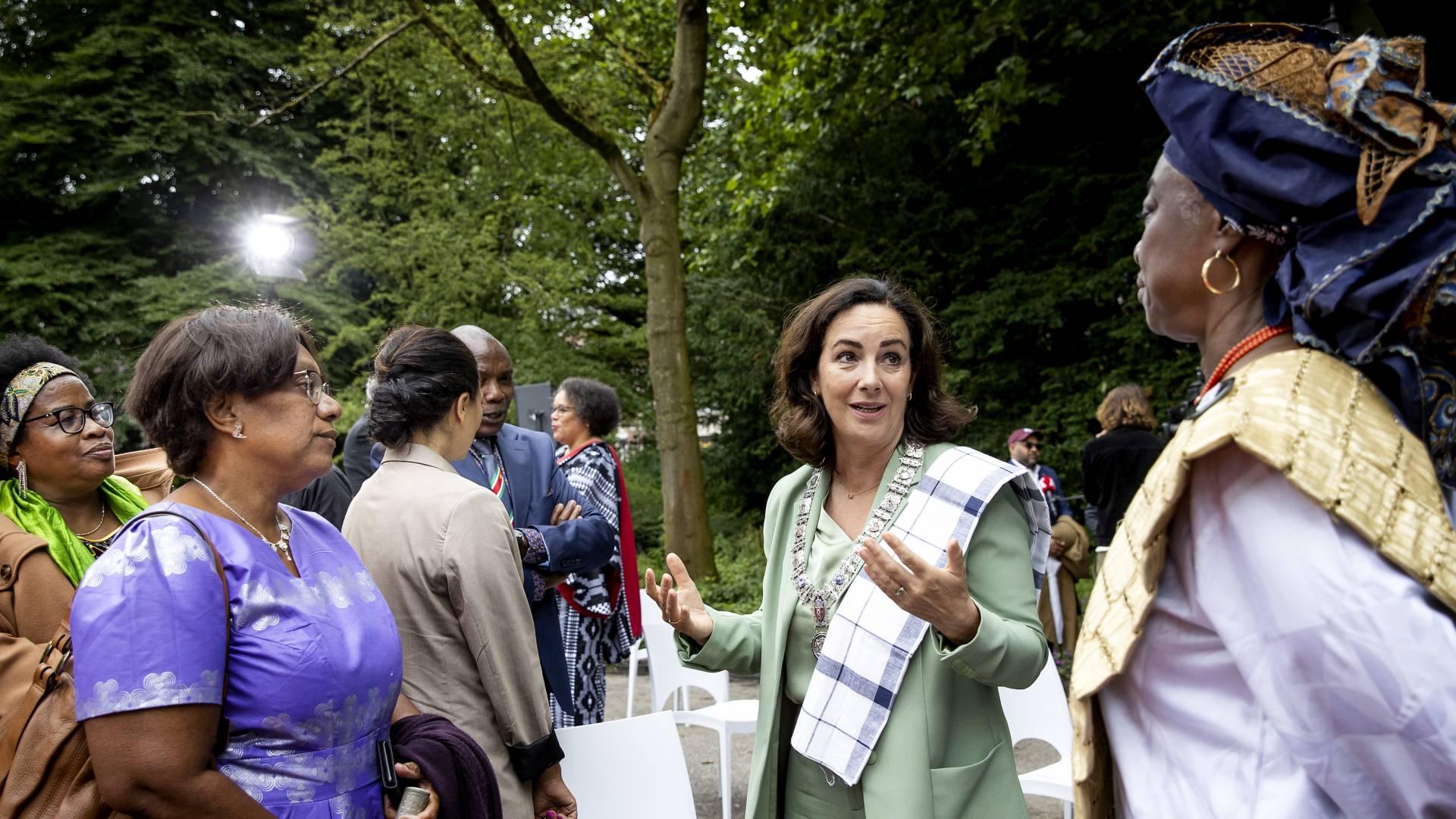 Burgemeester Halsema biedt excuses aan voor slavernijverleden Amsterdam